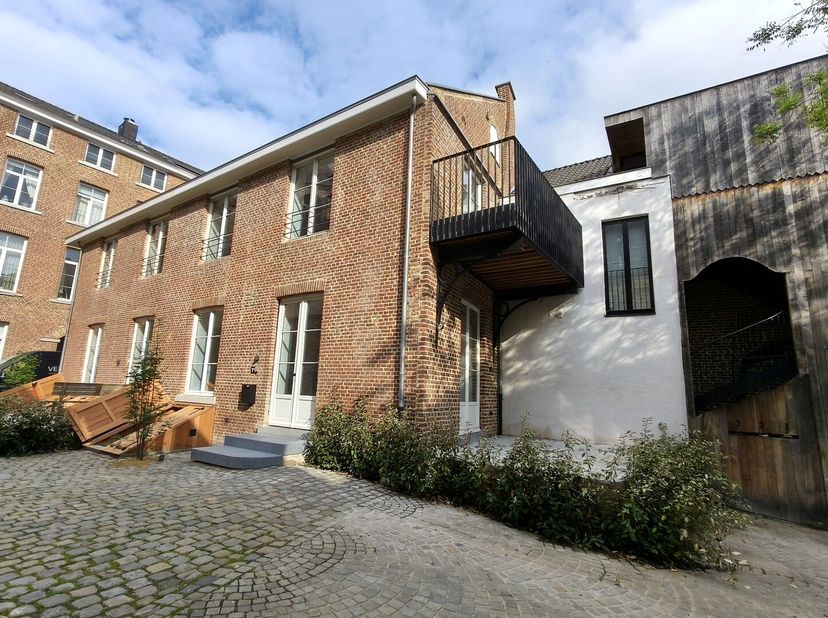 Dit gelijkvloers appartement is uitstekend gelegen in het centrum van Tongeren, tussen de Kloosterstraat en het Museumplein en tussen kwalitatieve gek