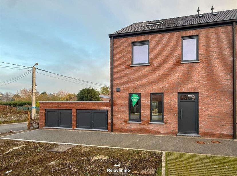 NIEUWBOUW - Prachtig huis met 3 slaapkamers, parkeerplaats en tuin!<br />
Indeling:<br />
Inkomhal, apart toilet met wastafel, woonkamer bestaande uit