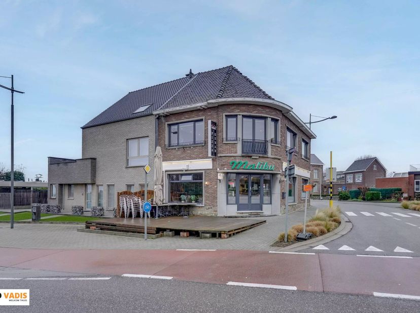 Deze zeer goed onderhouden handelszaak met bijhorende woonst is uitstekend gelegen, vlakbij het centrum van Bilzen.<br />
De gelijkvloerse handelsruim