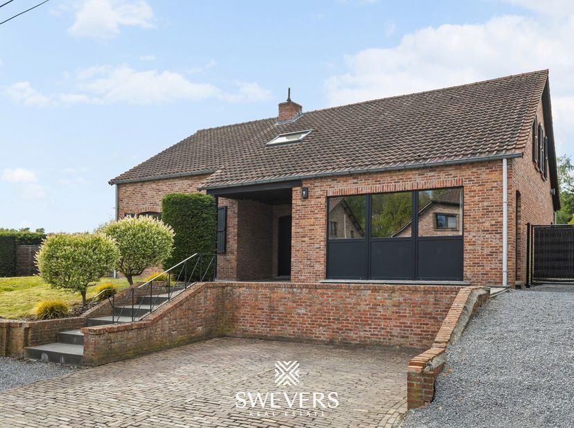 Voor meer info en fotos, surf naar www.swevers.be  Deze open bebouwing op Gerhees 63 in Oostham, gebouwd in 1986, biedt een veelzijdige woonoplossing