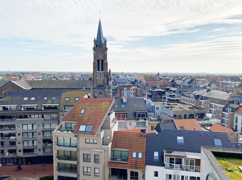 Volledig gerenoveerd en betaalbaar appartement met 1 slaapkamer gelegen op de 9e verdieping van complex "Costa Brava".&amp;nbsp; Het appartement biedt een