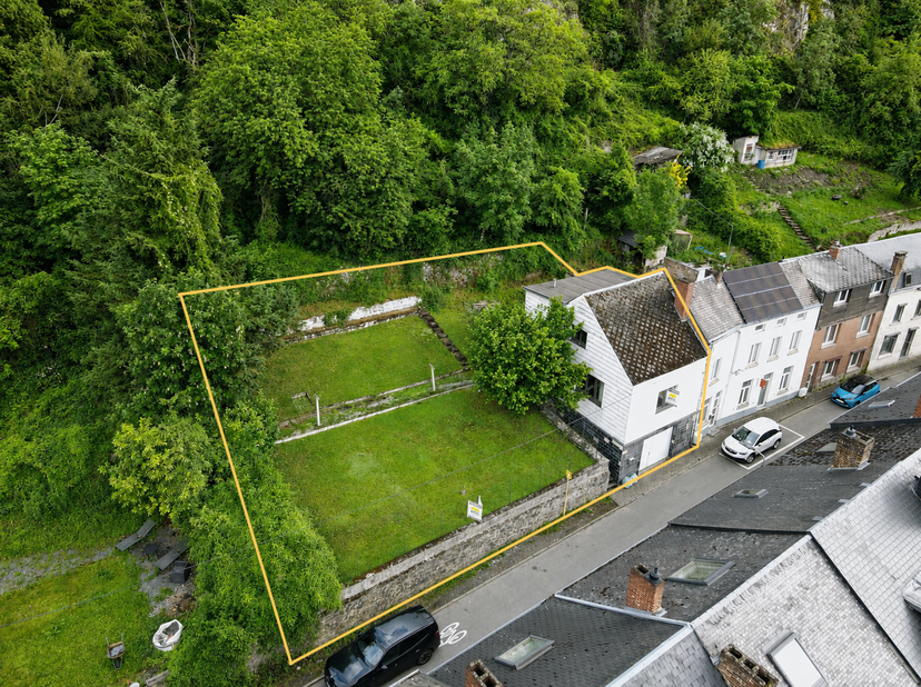Deze bel-etagewoning, gelegen in Dinant, is als volgt ingedeeld: op het gelijkvloers bevinden zich een garage en een bergruimte. Op de eerste verdiepi