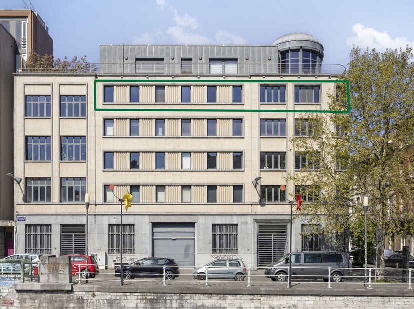 Situé Quai des Charbonnages, avec une superbe vue sur le canal de Bruxelles, ce loft unique (± 225 m²) se trouve dans un environnement attractif et fa