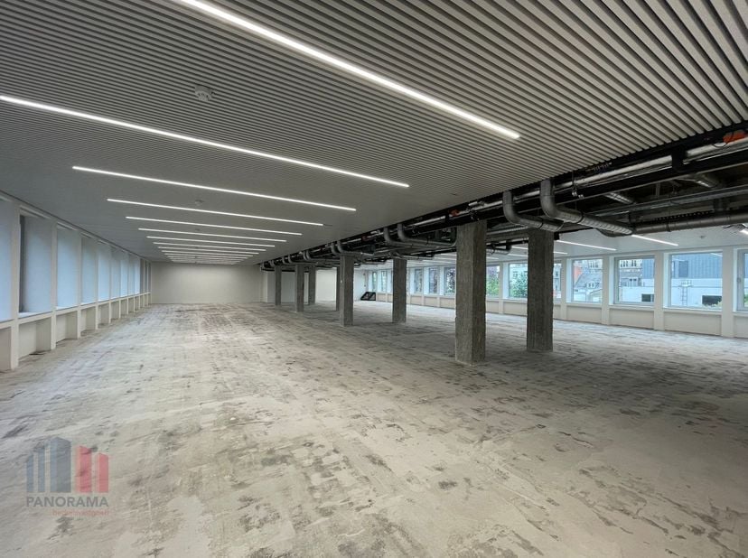 Kantoorruimte van in totaal 482&amp;nbsp;m² te Sint-Gillis, gelegen in de bruisende Dejonckerstraat op een absolute toplocatie vlak bij de Louizalaan.<br