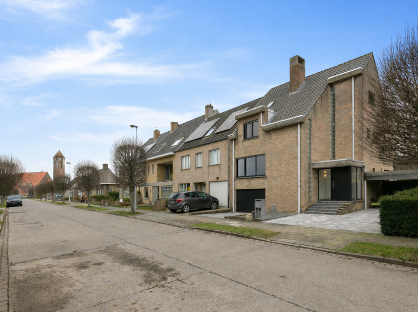 Op nauwelijks acht minuten fietsen van de Grote Markt in Brugge vind je dit super leuke pand in een rustige en interessante omgeving. Vanaf deze groen