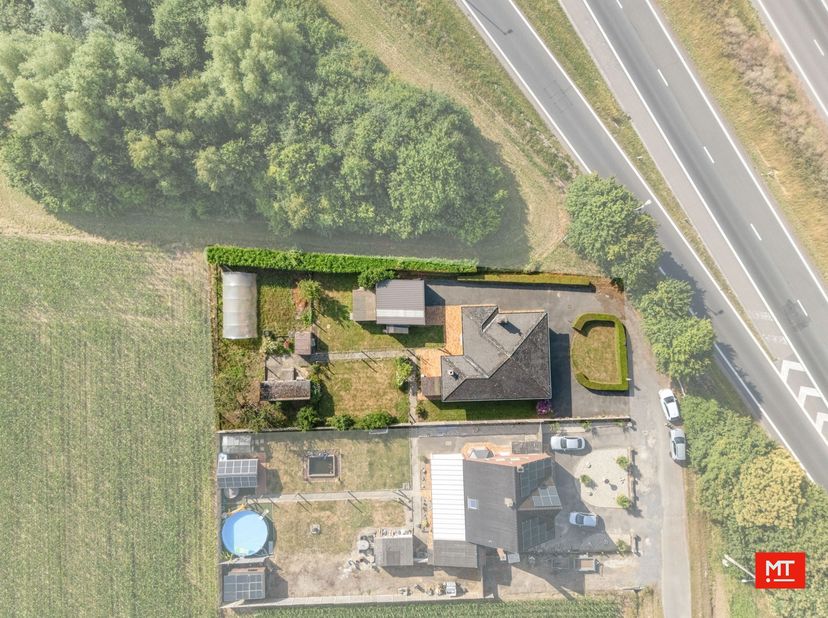 Op een landelijke, maar vlot bereikbare locatie nabij de A19 Ieper–Kortrijk treffen we deze stevige, vrijstaande woning aan. Met een perceel van meer