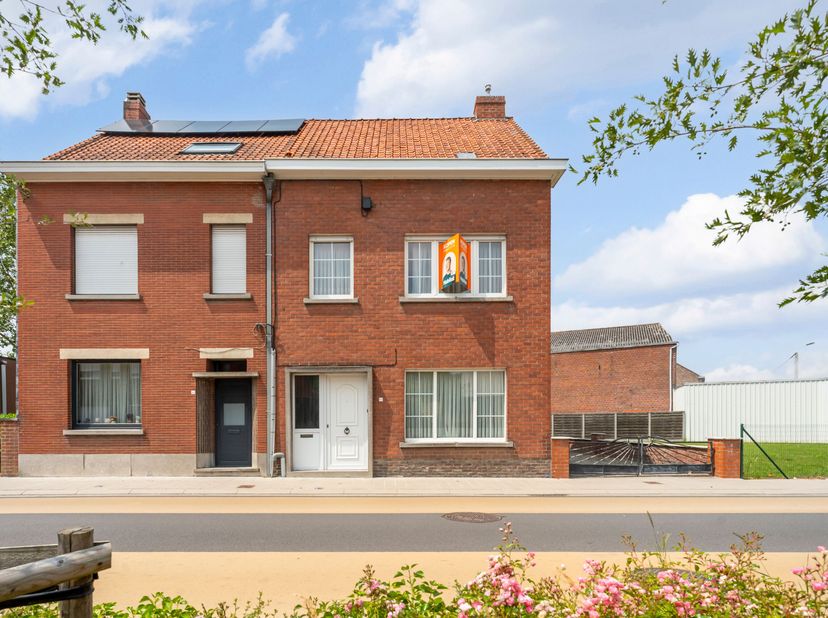 Halfopen woning te Heule met extra bouwgrond!<br />
Op zoek naar een woning met veel potentieel? Dan is deze halfopen bebouwing in Heule zeker een bez