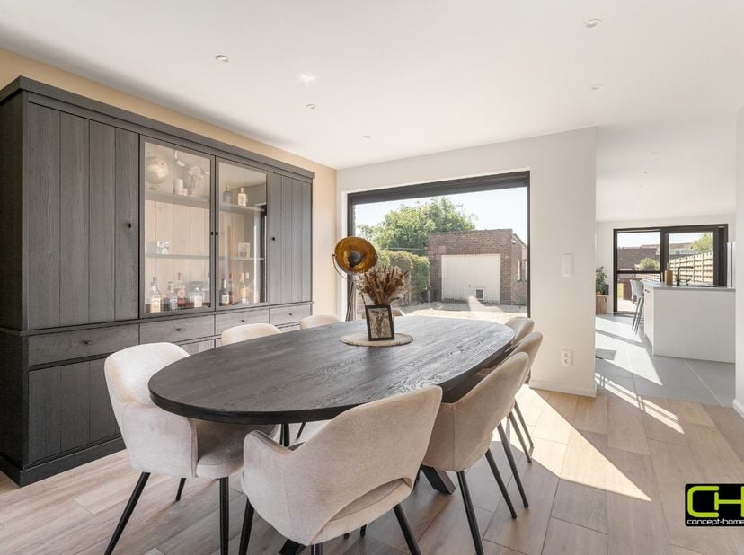 Deze charmante gerenoveerde halfopen bebouwing staat te koop in het rustige Zomergem en bevindt zich op een mooi perceel van 745 m². De woning werd sm