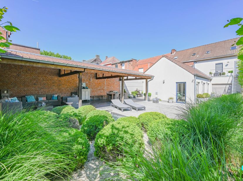 Nabij het centrum van Menen ligt deze uitzonderlijk ruime woning met 389 m² bewoonbare oppervlakte. De eigendom ontstond uit de samenvoeging van twee