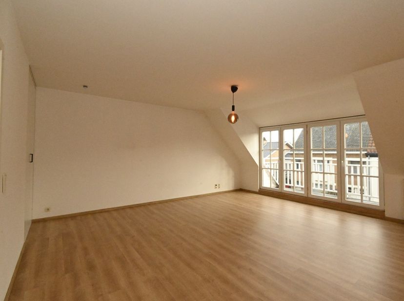Dit dakappartement aan de rand van het centrum van Aalter-Knesselare, rustig gelegen en toch met onmiddellijk aansluiting op de grote verbindingswegen
