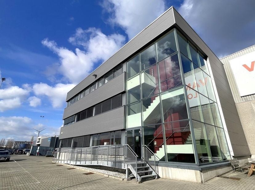 Bureaux prêts à l'emploi de 200m² au 2ème étage d'un complexe semi-industriel<br />
Emplacement : à proximité du port d'Anvers, au croisement A12/E19<