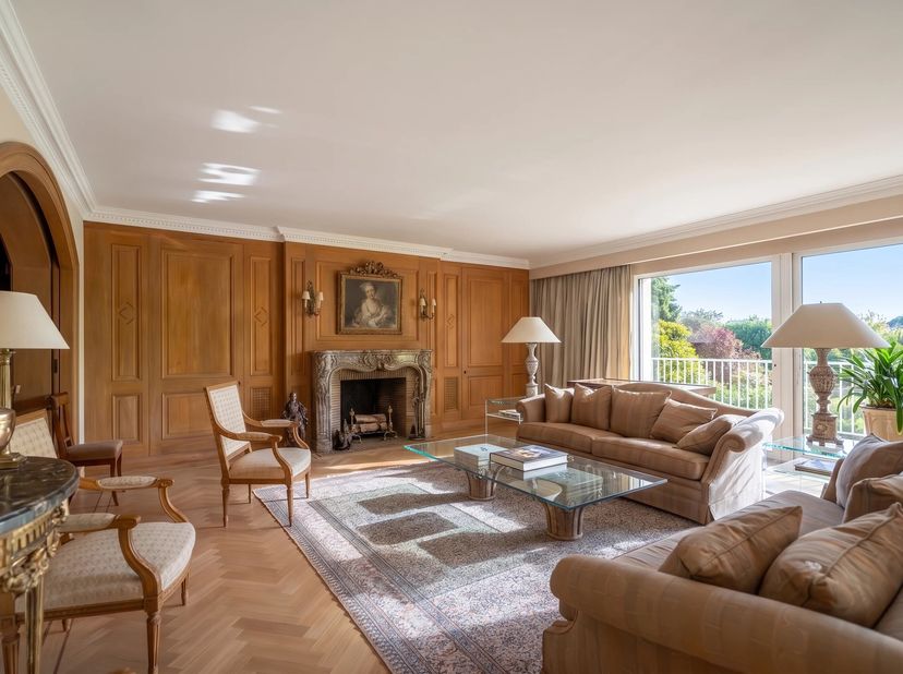 Victoire-Junot vous propose cet élégant appartement 4 façades d'une superficie de ± 277m² + terrasse. Situé dans une une avenue calme et arborée, il s