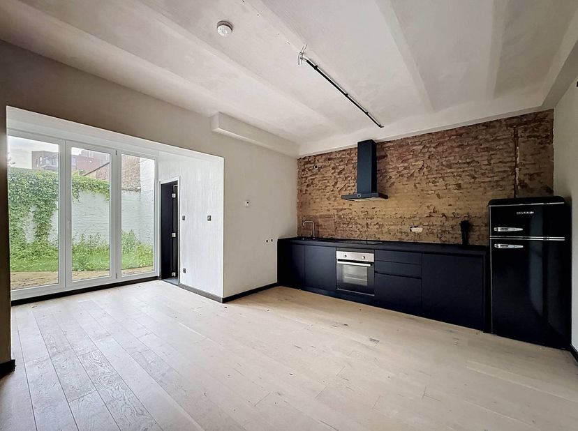 Het appartement is gelegen in de Moonsstraat op het gegeerde Antwerpen-Zuid. Nabij winkels, openbaar vervoer, restaurants,...<br />
<br />
Eerste verd