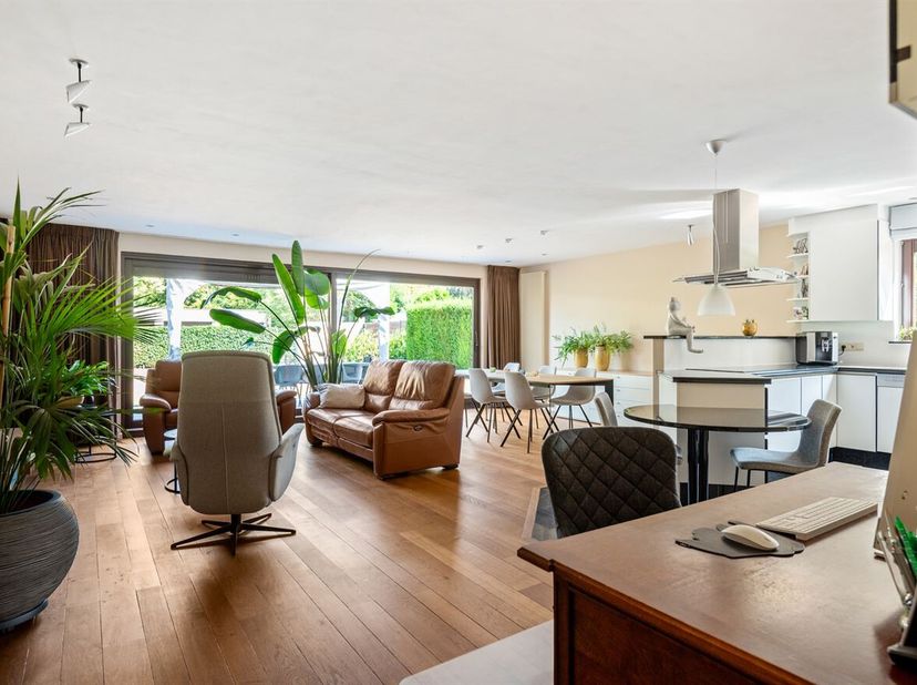 Ruim gelijkvloers appartement met 2 slaapkamers, garage en grote tuin<br />
Omschrijving<br />
Gelijkvloers<br />
Via de inkomhal betreedt u het appar
