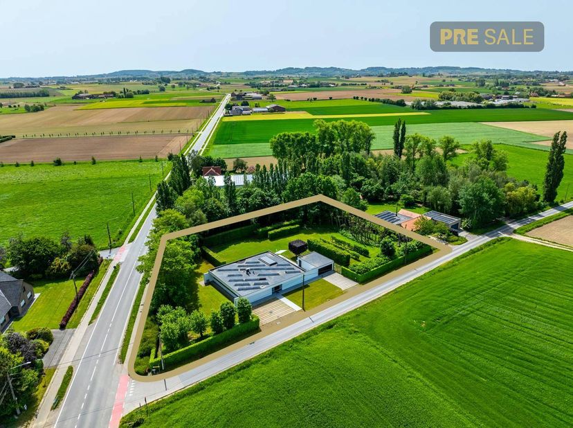 Découvrez cette villa exclusive prête à emménager à deux pas du centre et du périphérique de Poperinge. Conçue à l'origine dans les années 1970 par le