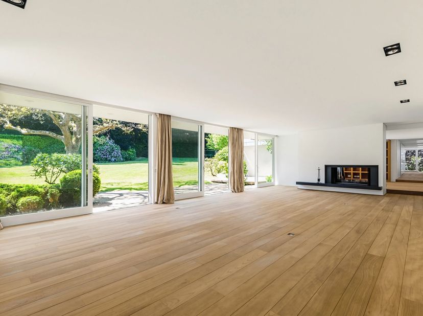 Uccle - Fort Jaco - Victoire Junot biedt u exclusief dit grote architectenhuis van ± 750m2 gebouwd op een zeer mooi perceel van ± 40 are georiënteerd