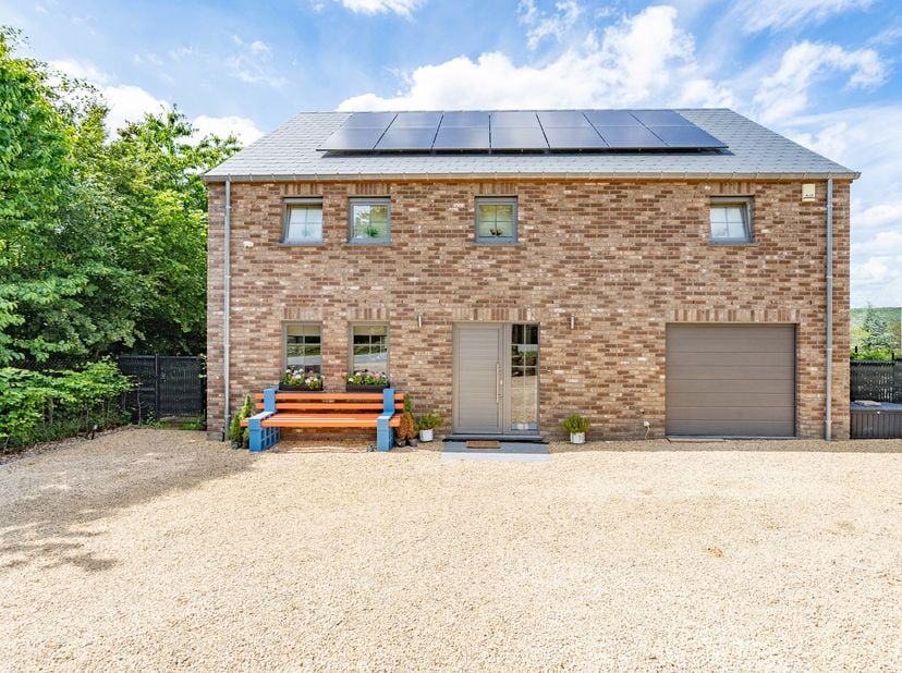 EASYHOME vous invite aujourd’hui dans la commune de Manhay, à proximité immédiate de l’E25 tout en bénéficiant d’un environnement très calme, à la déc