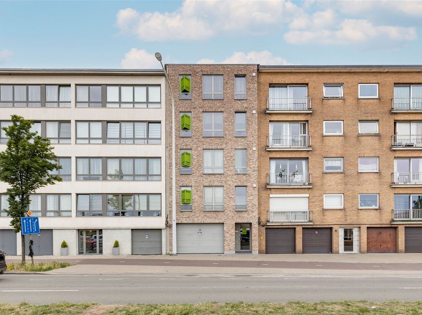 Vergund betonnen opbrengsteigendom (Bjr 2006) bestaande uit 5 appartementen en een inpandige garagebox aan de Groenendaallaan in Merksem. Ideaal geleg