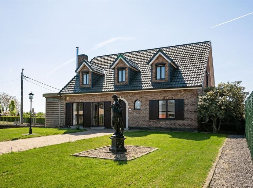 Deze woning is rustig gelegen in een landelijke deelgemeente van Scherpenheuvel-Zichem. Dankzij de nabijheid van de N10 en de E314 is er een vlotte be