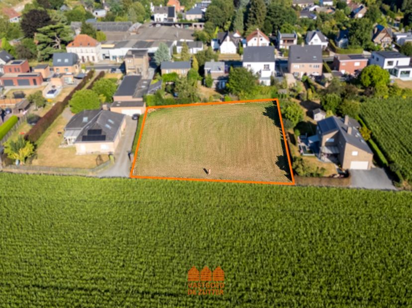 Op zoek naar een uitzonderlijk ruim perceel op een rustige locatie? In het groene Landegem bevindt zich deze bouwgrond van maar liefst 1.960 m², met e