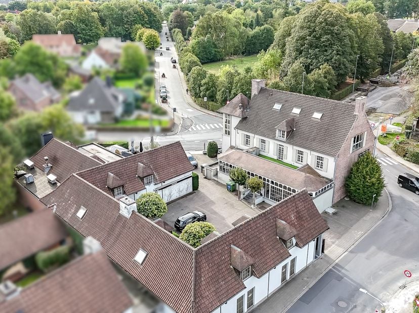 Deze uitzonderlijke eigendom omvat een hotel, twee restaurants en twee appartementen en vormt een unieke opportuniteit voor investeerders die op zoek