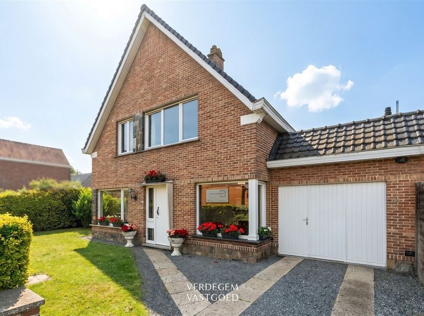 Ligging<br />
Deze woning met zonnige tuin situeert zich in de nabijheid van scholen en supermarkten. <br />
Op een paar minuten ben je aan de R4 en