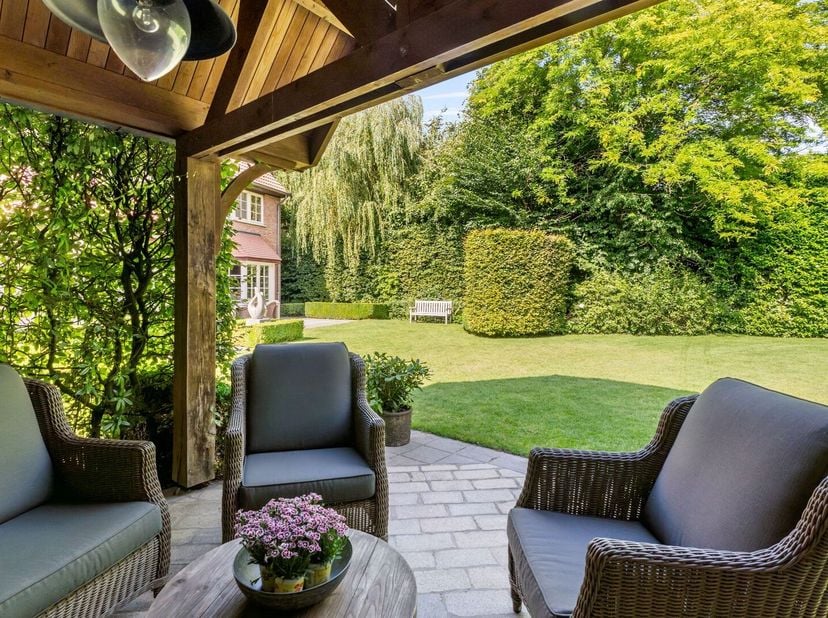 Aan het einde van een doodlopende straat, bevindt zich deze bijzonder verzorgde villa op een mooi aangelegd perceel van ca. 2.000 m². De woning omvat
