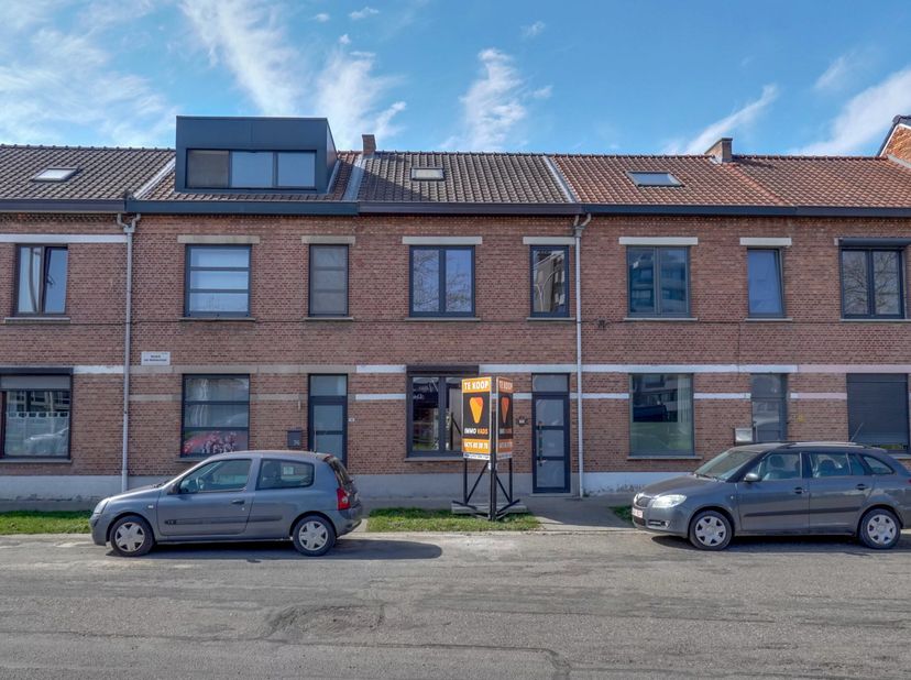 Deze energiezuinige woning met drie slaapkamers en zuidgerichte tuin ligt op een toplocatie, vlakbij het centrum van Hasselt.<br />
De recent volledig