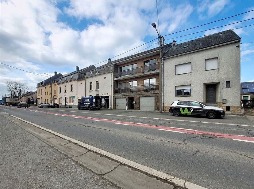 W Immobilière vous propose à Arlon ce bel appartement deux chambres, lumineux et fonctionnel. Il dispose dun vaste séjour, dune cuisine entièrement éq