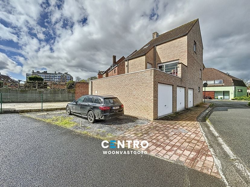 INTERESSANT woning met 4 garages, autostaanplaats en terras te Assebroek!<br />
<br />
INDELING:<br />
Gelijkvloers:&amp;nbsp;<br />
Inkomhal - 4 garagebo