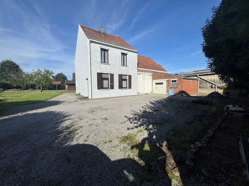 Une maison avec terrain et dépendances située sur une parcelle totale avec une superficie cadastrale de 2546 m². Située à l'arrière et au calme dans u