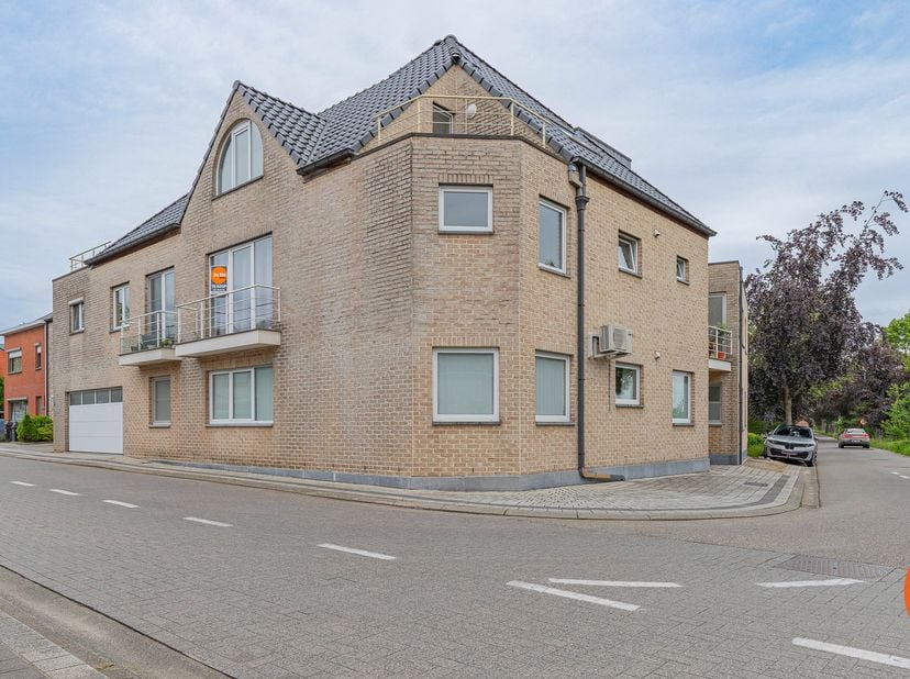 EERSTE BEZOEKDAG DONDERDAG 18/06 VAN 17U TOT 19U (enkel op afspraak!)<br />
UITBERGEN - Dit instapklaar appartement vindt u op een uitstekende locatie