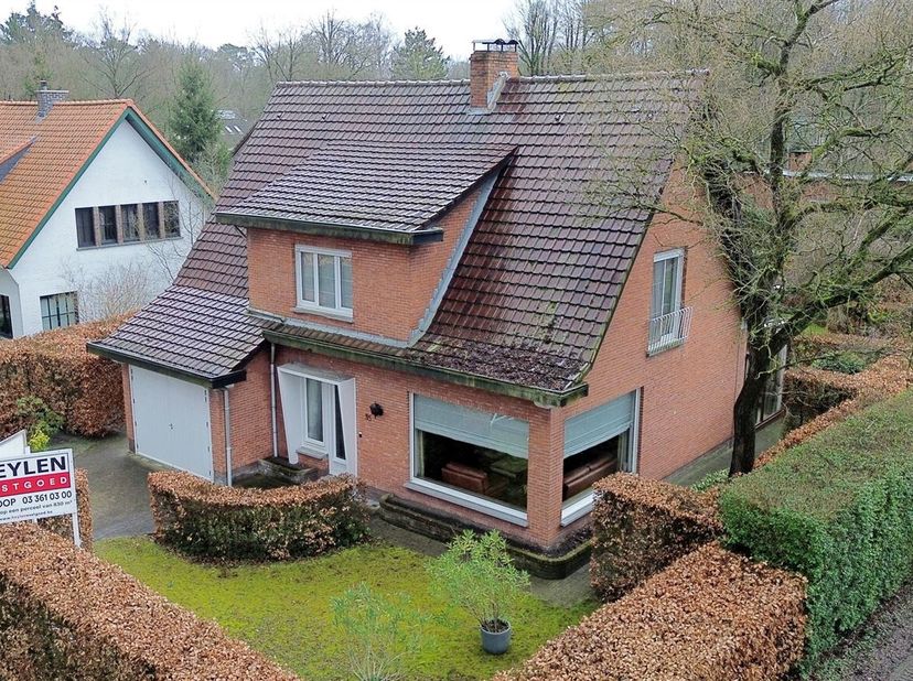 Vrijstaande woning op een prachtig gelegen perceel van 830m² op een boogscheut van de Kalmthoutse Heide<br />
De woning is gelegen in het groen op 100