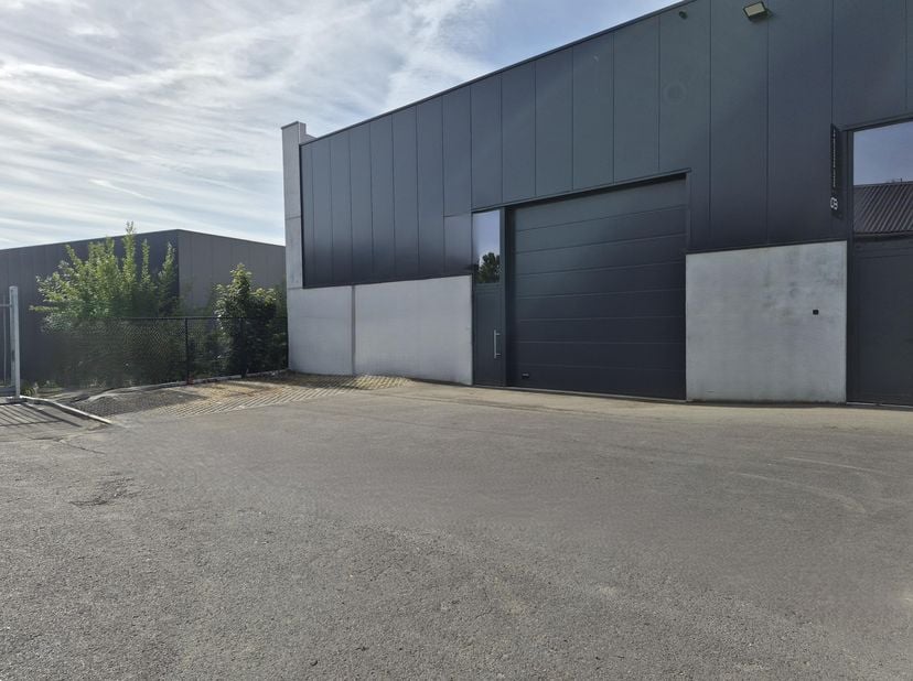 Volledig ingerichte, instapklare loods te koop voor slechts € 1 356/m2<br />
Locatie: Bruggesteenweg 233a Hooglede<br />
<br />
Totale oppervlakte loo