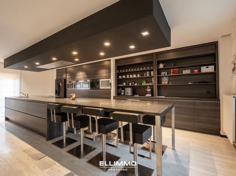 Prachtig duplexappartement met 3 slaapkamers van maar liefst 194m2! gelegen in een enorme sfeervolle hoeve. Dit appartement werd letterlijk van boven
