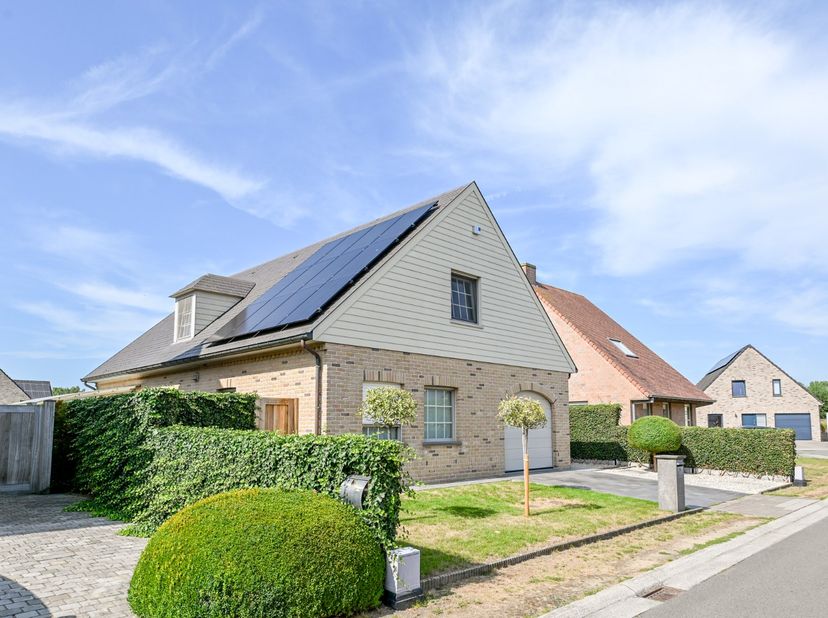 Deze mooie open bebouwing werd in 2009 gebouwd en is zeer goed gelegen. De woning heeft volgende indeling: stijlvolle inkom met mooie cottage trap, vi