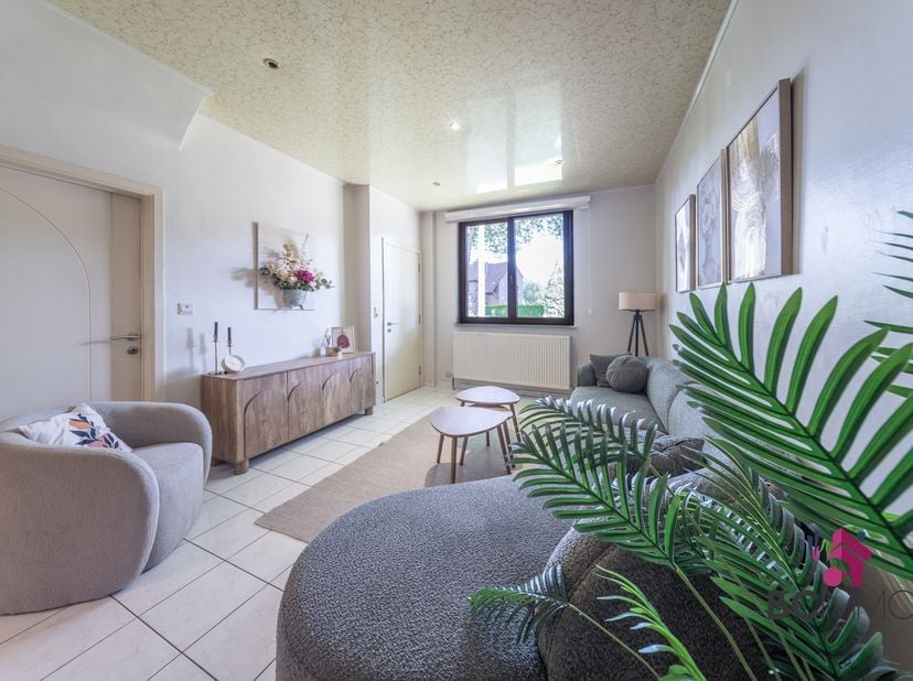 Ligging<br />
Deze halfopen woning is gelegen in de voormalige mijnwerkerswijk Tuinwijk te Waterschei (Genk),<br />
een rustige en kindvriendelijke bu