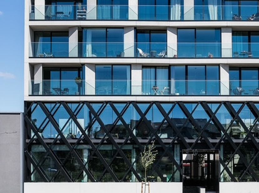 Moderne architectuur ontmoet optimale functionaliteit en hedendaagse office beleving.&amp;nbsp;<br />
<br />
Langsheen de Kleindokkaai met zicht op het Ha