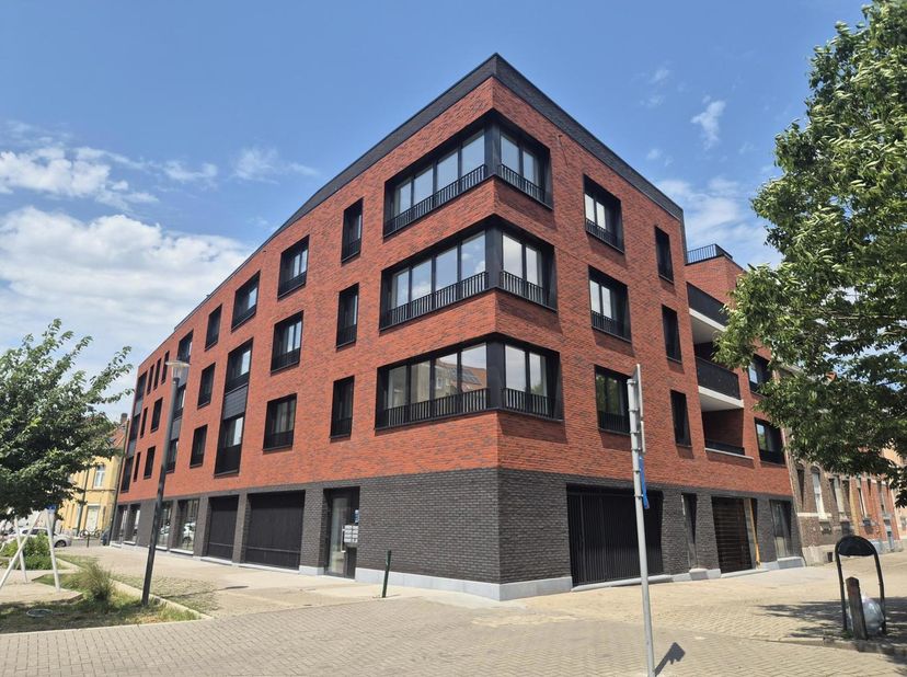 Bezoeken kunnen uitsluitend worden aangevraagd via onze website: www.hetwoonburo.be. Klik bij het pand op "Maak een afspraak".<br />
Philippe Thysstra