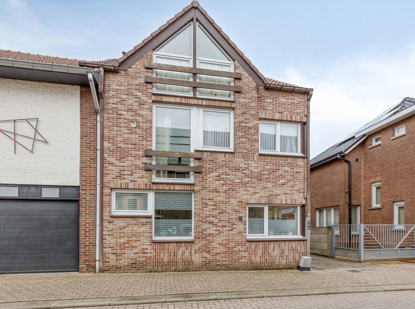 OPBRENGSTEIGENDOM - VOLLEDIG APPARTEMENTSGEBOUW BESTAANDE UIT 3 VERHUURDE APPARTEMENTEN TE BREE-CENTRUM!<br />
Dit appartementsgebouw bevindt zich in