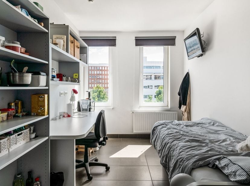 Moderne studentenkamer (18m²) met privé badkamer op toplocatie in hartje Antwerpen<br />
<br />
Ligging:<br />
Deze instapklare studentenkamer bevi