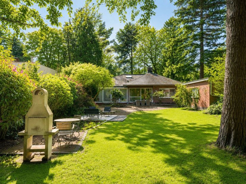 Instapklare, gelijkvloerse villa met prachtige tuin op ca. 1.680 m² in hartje Kapellen-Heide!<br />
Deze woning beschikt over een ruime zolder met pot