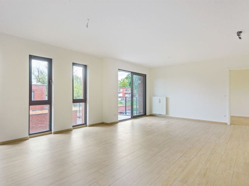 Ligging: Dit recent appartement is gelegen in de Hollebeekstraat in Hoboken, een rustige en aangename buurt met vlotte verbinding naar het centrum van