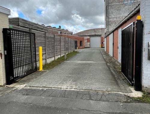                                         Bedrijfsgebouw te huur in Izegem, € 1.390
