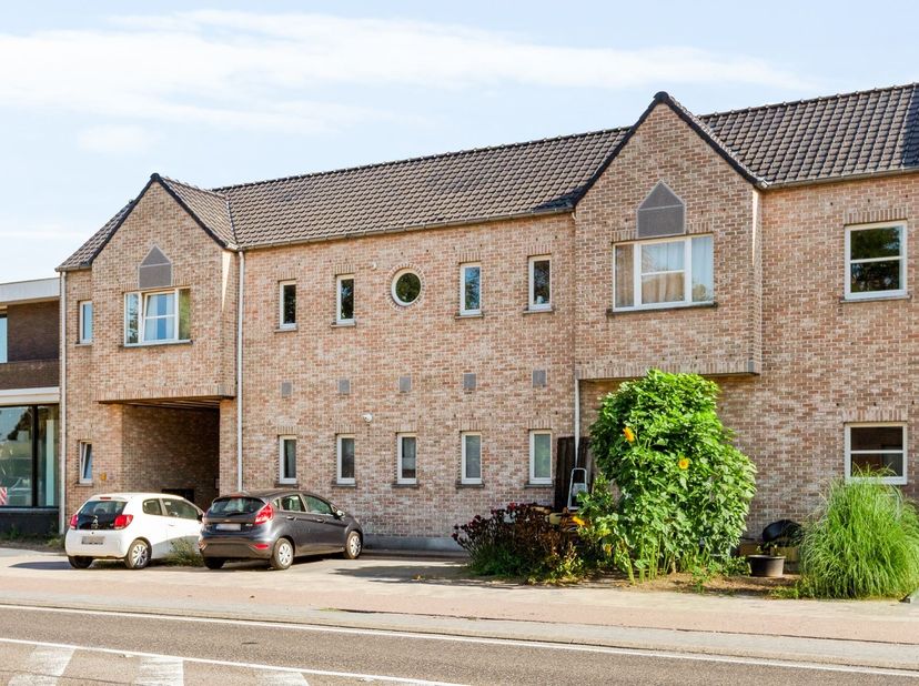 Duplex-appartement op centrale locatie met 2 slaapkamers<br />
<br />
Ligging: Het appartement geniet van een gunstige ligging in Leopoldsburg, op k