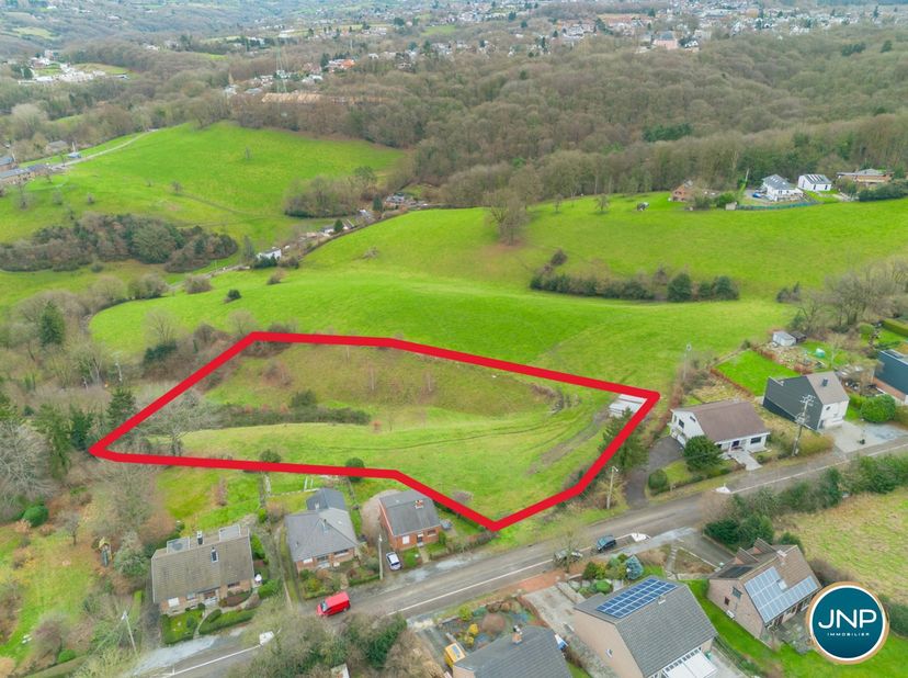 JNP Immobilier a le plaisir de vous présenter un vaste terrain à bâtir de 9.126 m2. La parcelle à bâtir présente des dimensions généreuses avec une la