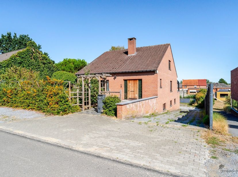 Vous recherchez une maison spacieuse, offrant de l'intimité et la possibilité de l'aménager entièrement selon vos envies ? Cette propriété allie une r