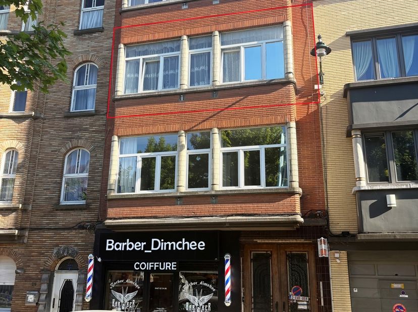 Op zoek naar een instapklaar appartement met een centrale ligging en lage lastige kosten? Dit appartement, gelegen op de tweede verdieping van een kle