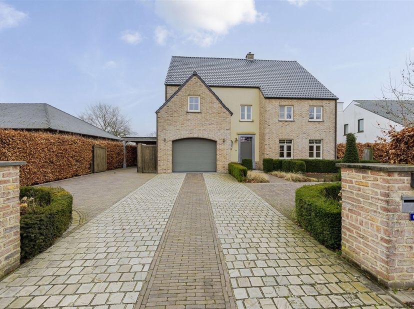 Woning in pastoriestijl met 4 slaapkamers.<br />
Deze instapklare en bijzonder ruime woning in pastoriestijl biedt uitzonderlijk veel leefruimte voor