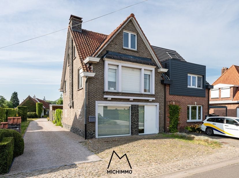 Deze instapklare woning werd compleet gerenoveerd sinds 2015 en staat zowel technisch als praktisch in orde! Het EPC met B-label (176 kWh) liegt er da